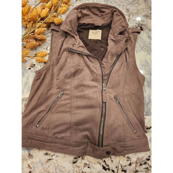 Abercrombie and Fitch suede vest. Perfect festival outfit piece - Picture 3 of 6